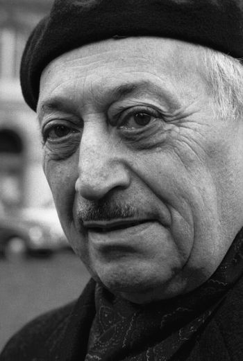 Black and white photo of Simon Wiesenthal with beret in Vienna in 1975